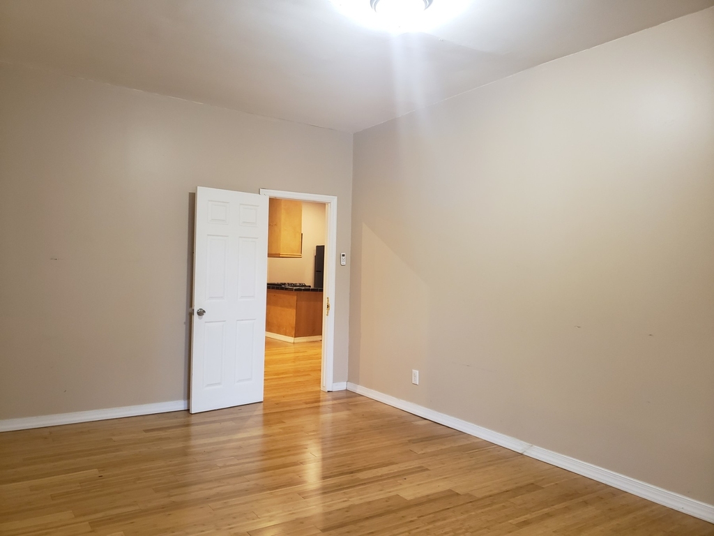 550 Hart Street - Photo 1