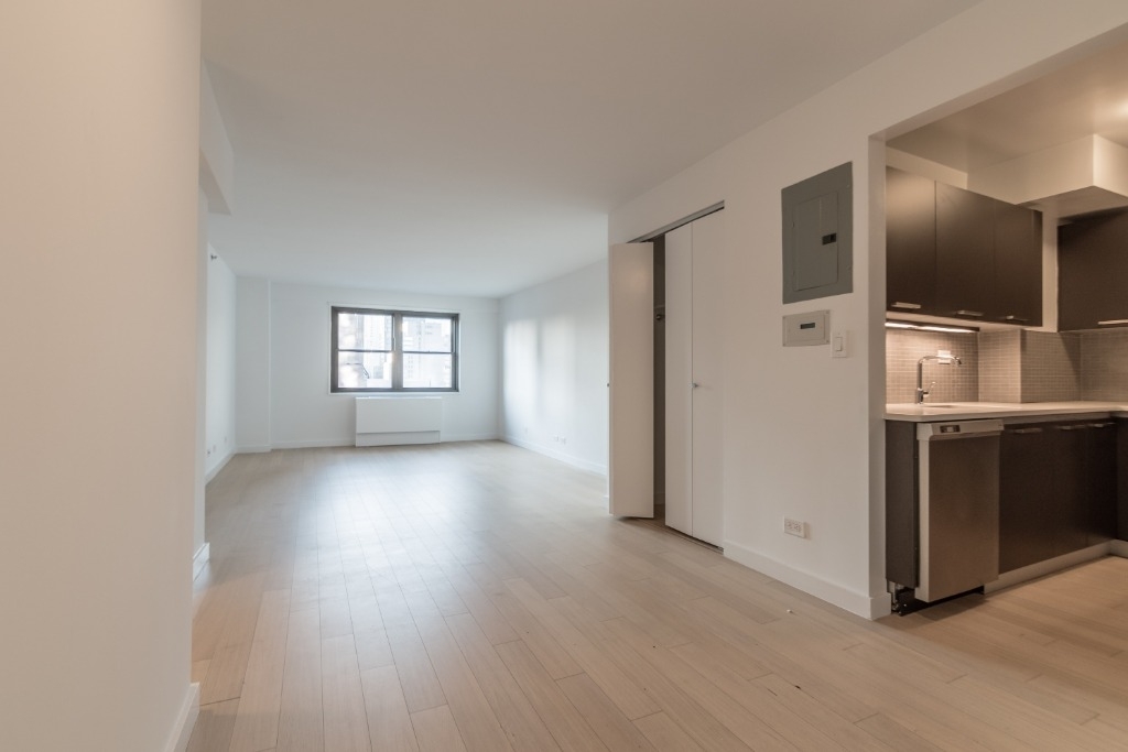 222 East 39th Street - Photo 0