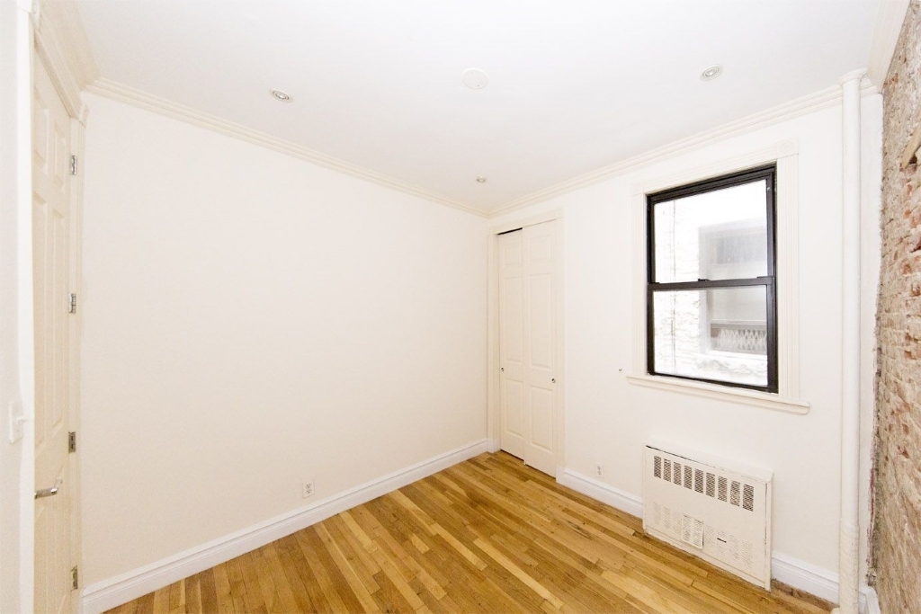 East 61 - Photo 2