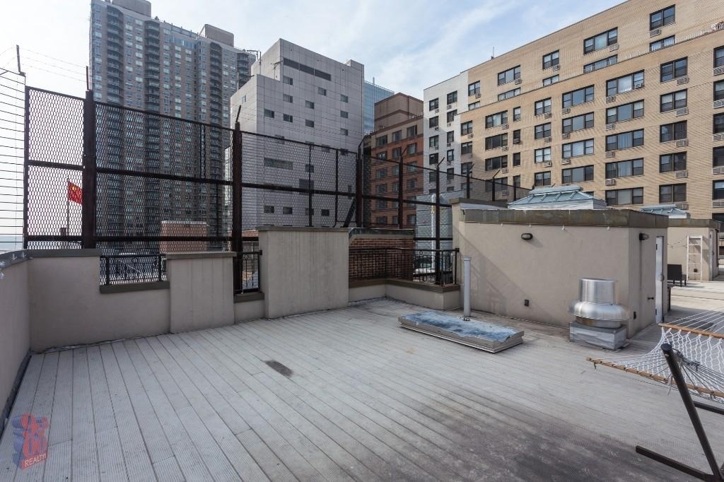 330 East 35th St - Photo 5