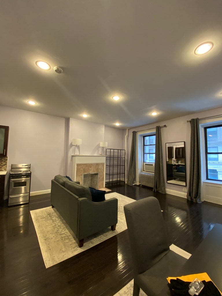 18 West 37th Street - Photo 1