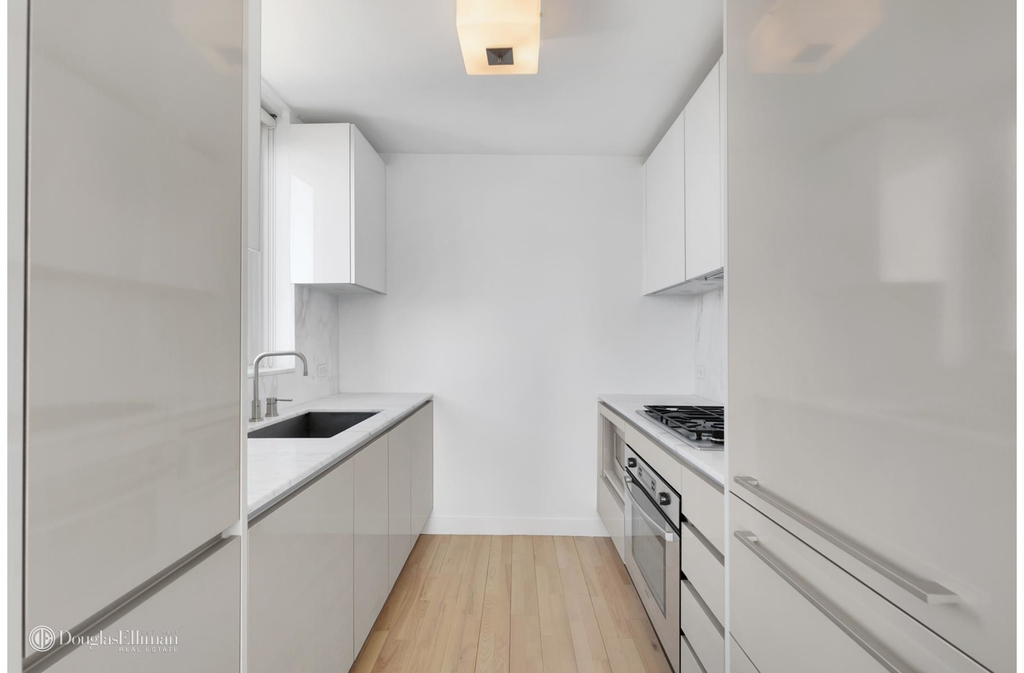 322 West 57th St - Photo 8