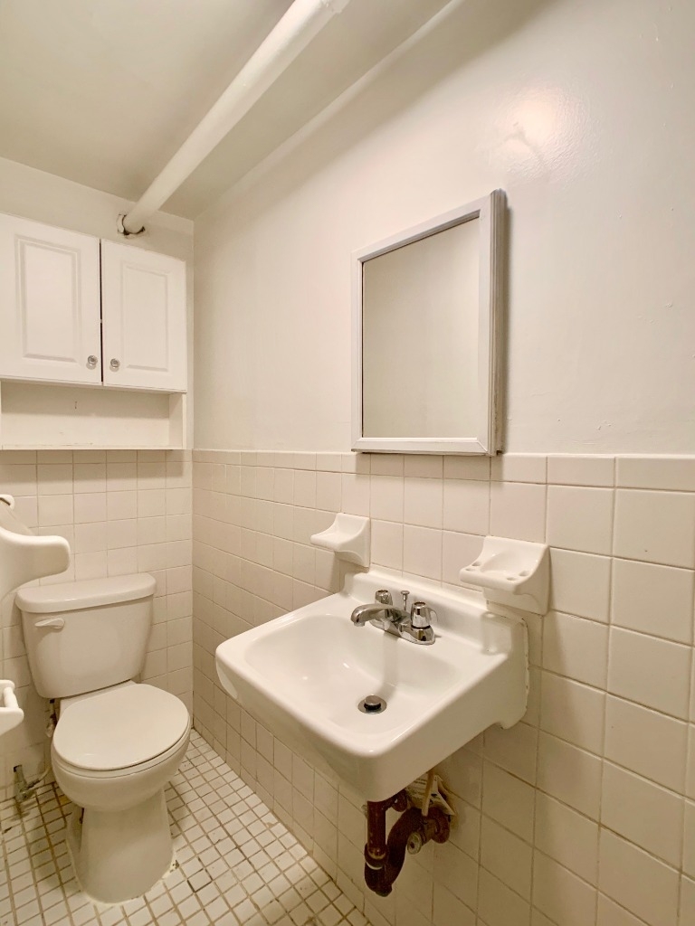 323 W 47th Street - Photo 8