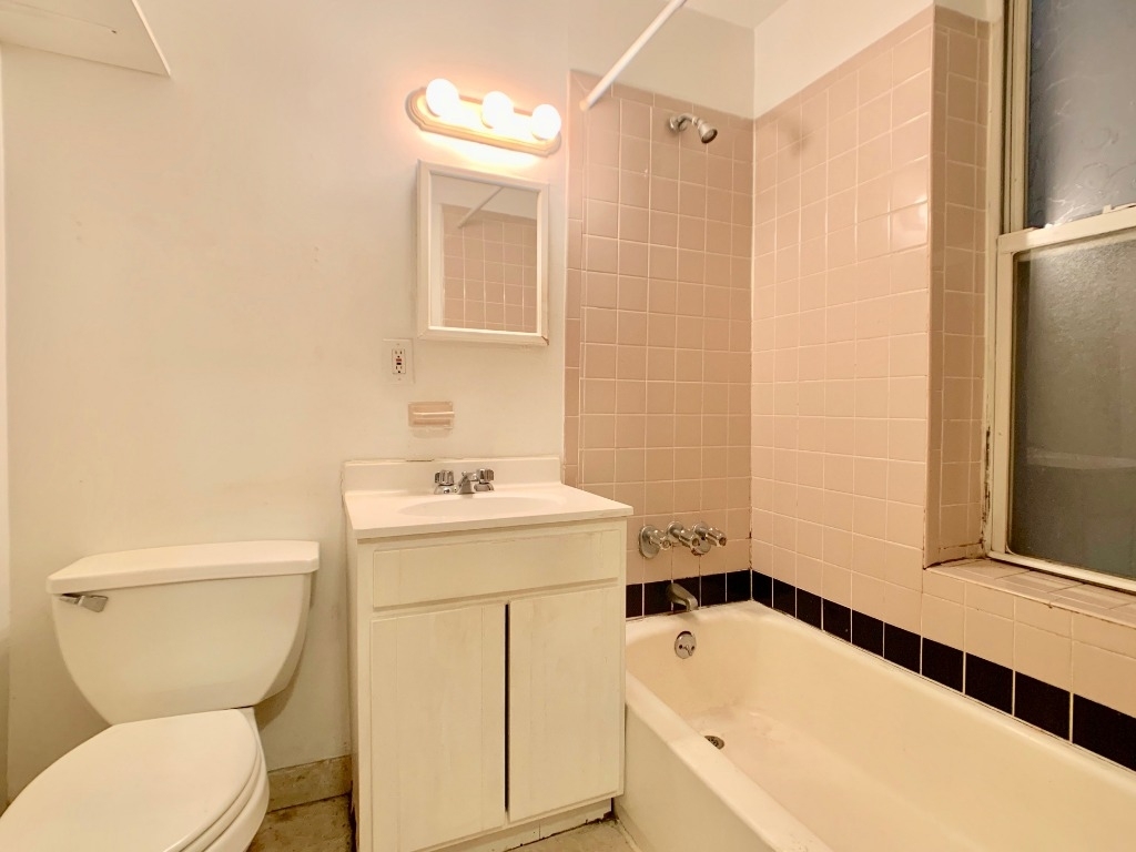 323 W 47th Street - Photo 3