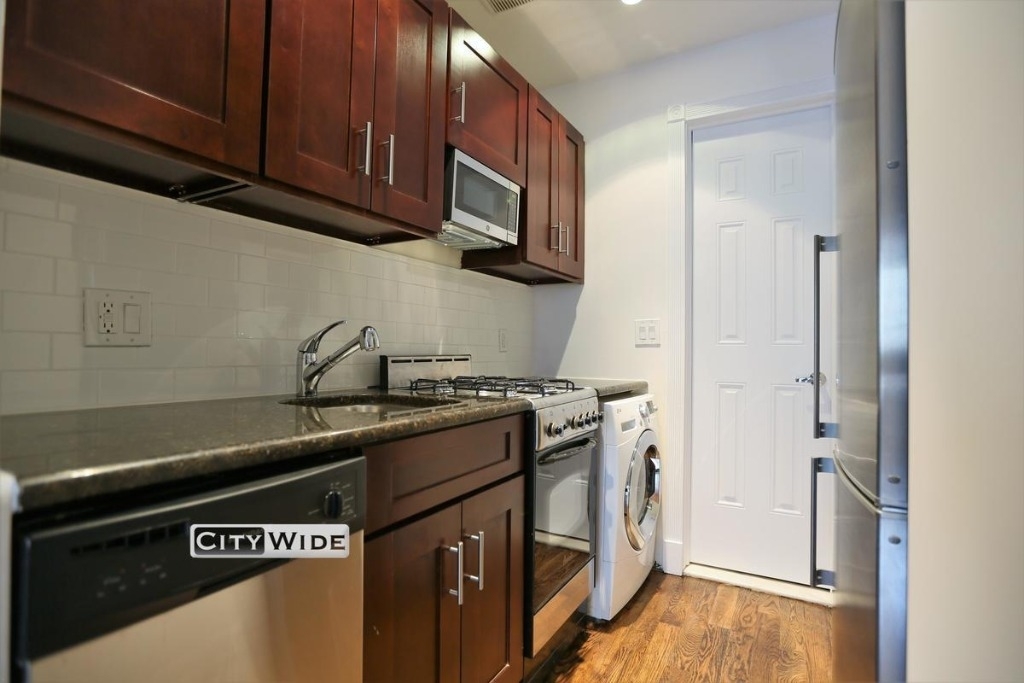 207 Mott - Photo 1