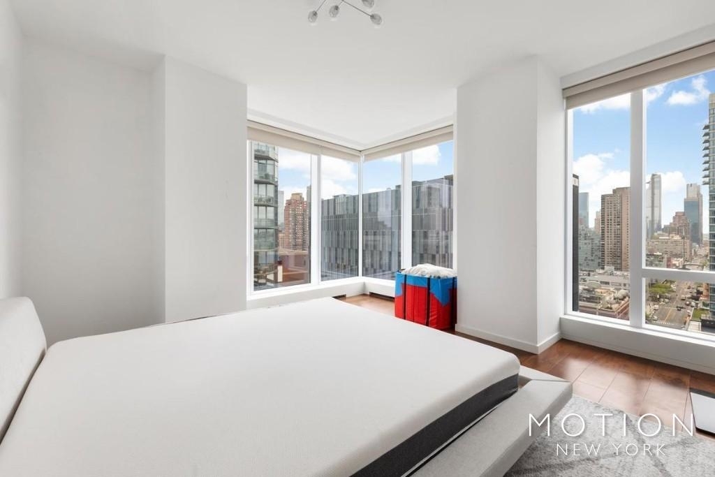 300 East 75th Street - Photo 4