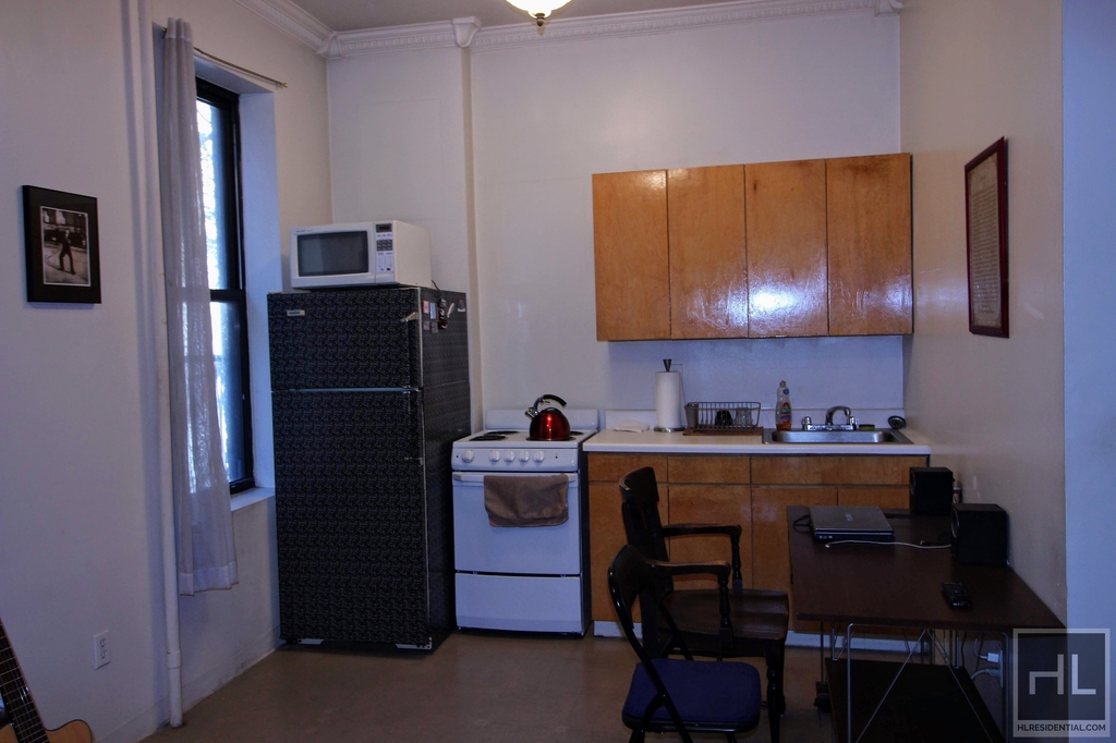 323 West 42 Street - Photo 3