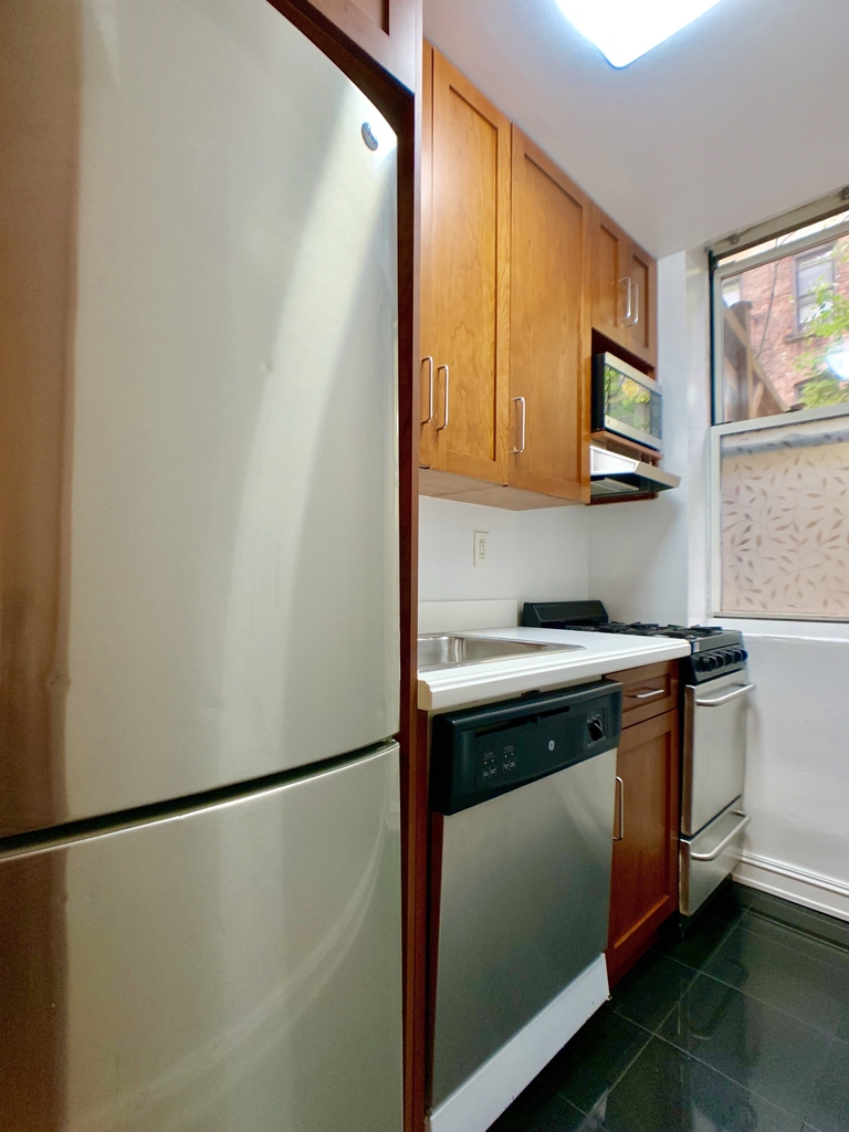 428 E 81st Street - Photo 4