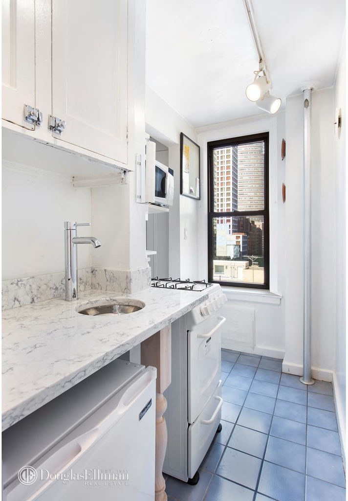 321 East 54th St - Photo 1