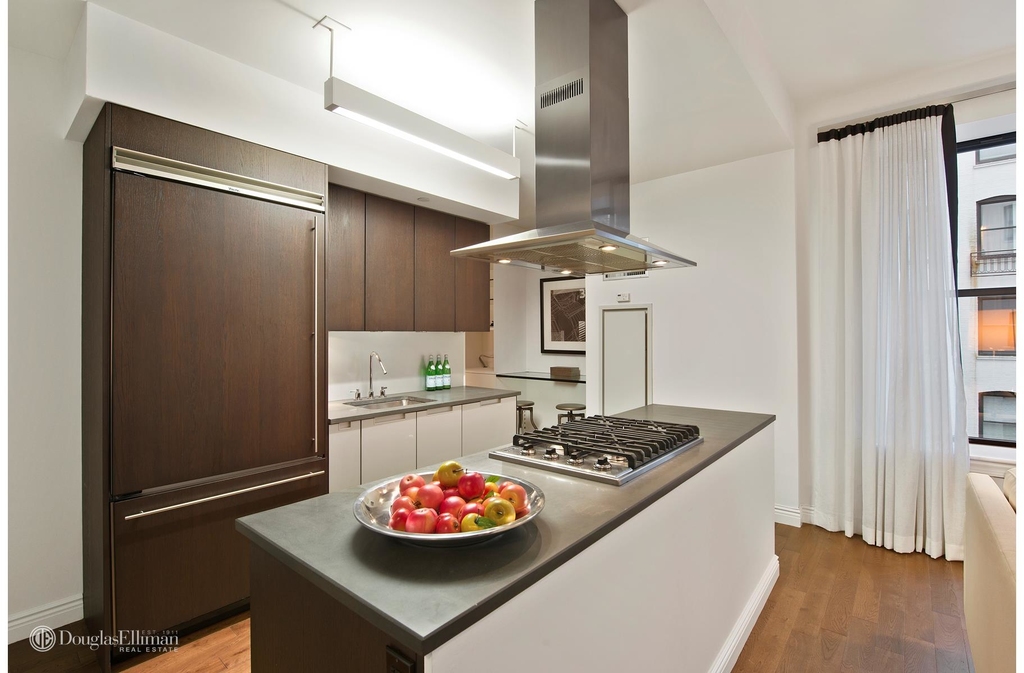 225 Fifth Avenue - Photo 1