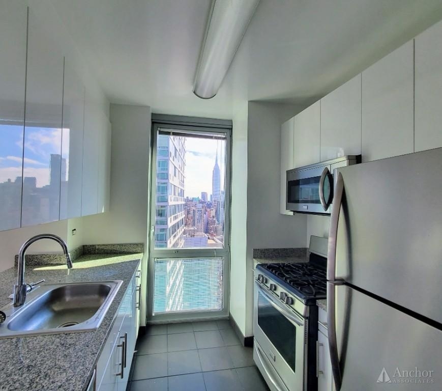 West 37th Street - Photo 2