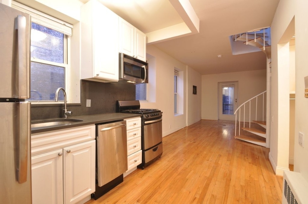 226 East 25th Street - Photo 3