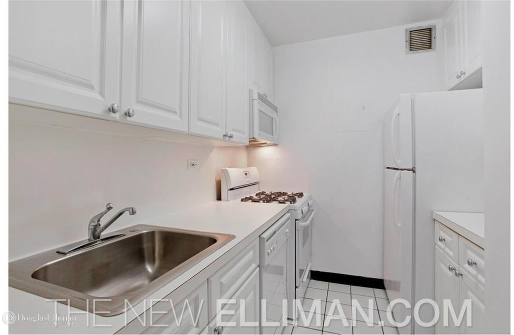 230 West 55th St - Photo 7