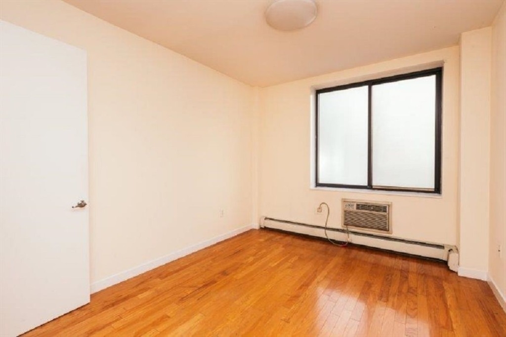 920 Metropolitan Ave - Photo 3