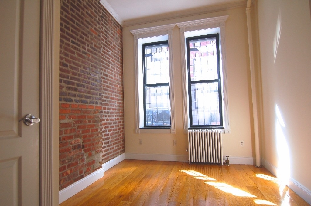 110 Bedford Ave - Photo 2