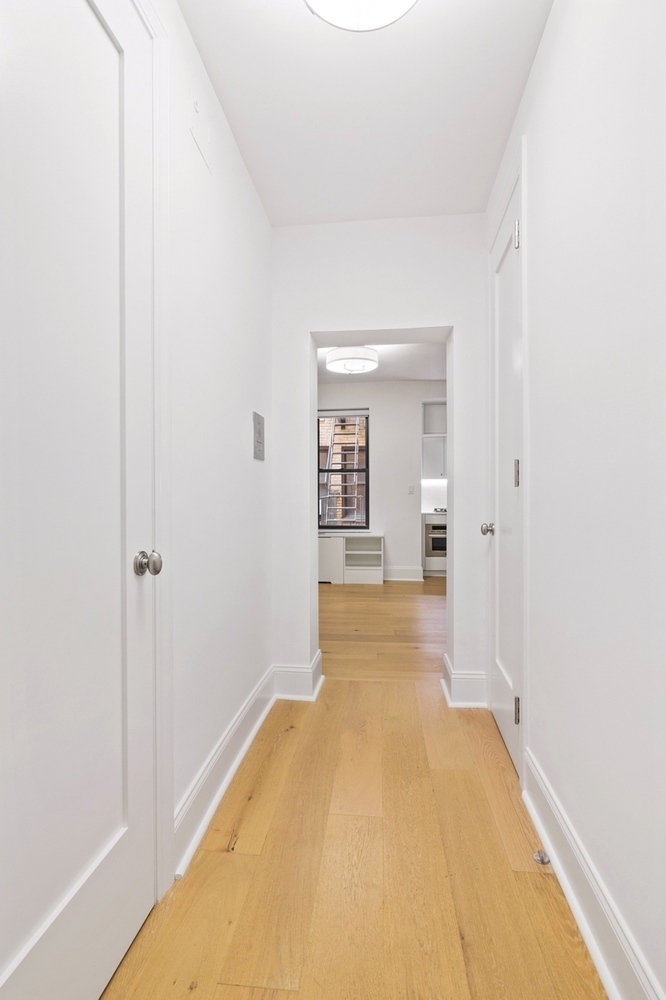225 West 23rd St - Photo 4