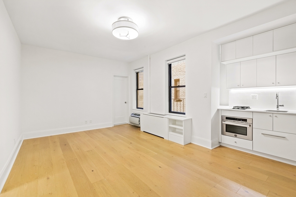 225 West 23rd St - Photo 3