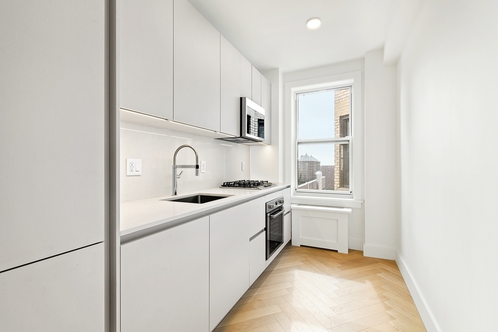 301 East 21st Street - Photo 2