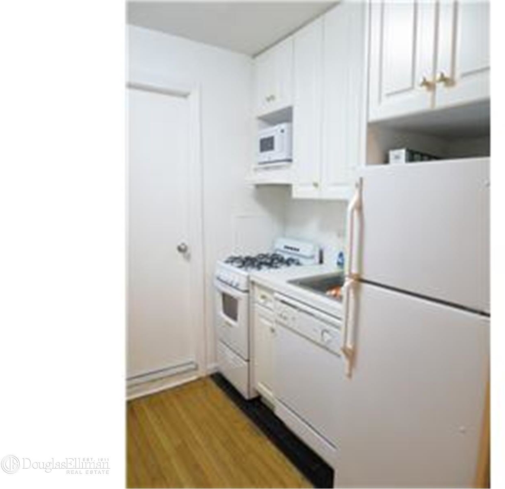 326 East 58th St - Photo 3