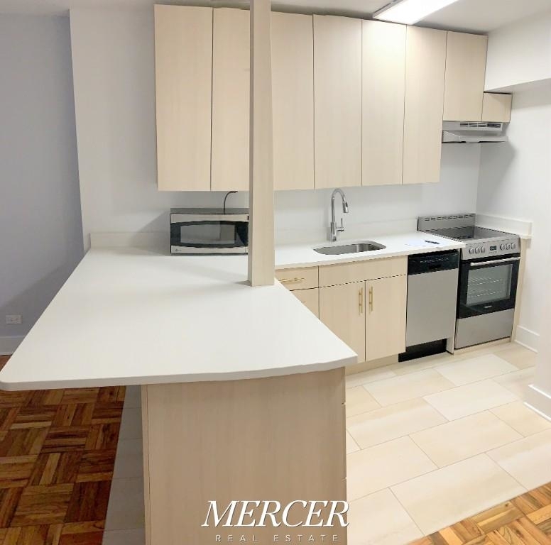 315 West 57th Street - Photo 5