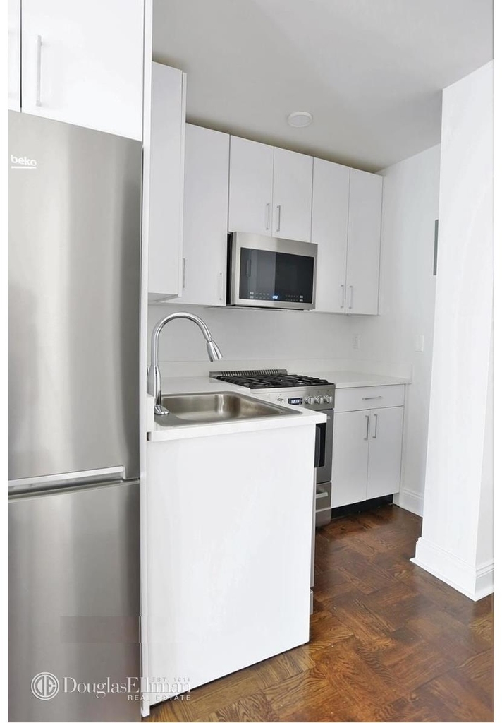 405 East 56th St - Photo 2