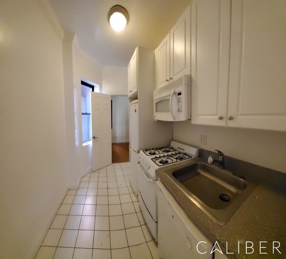 711 2nd Avenue - Photo 2