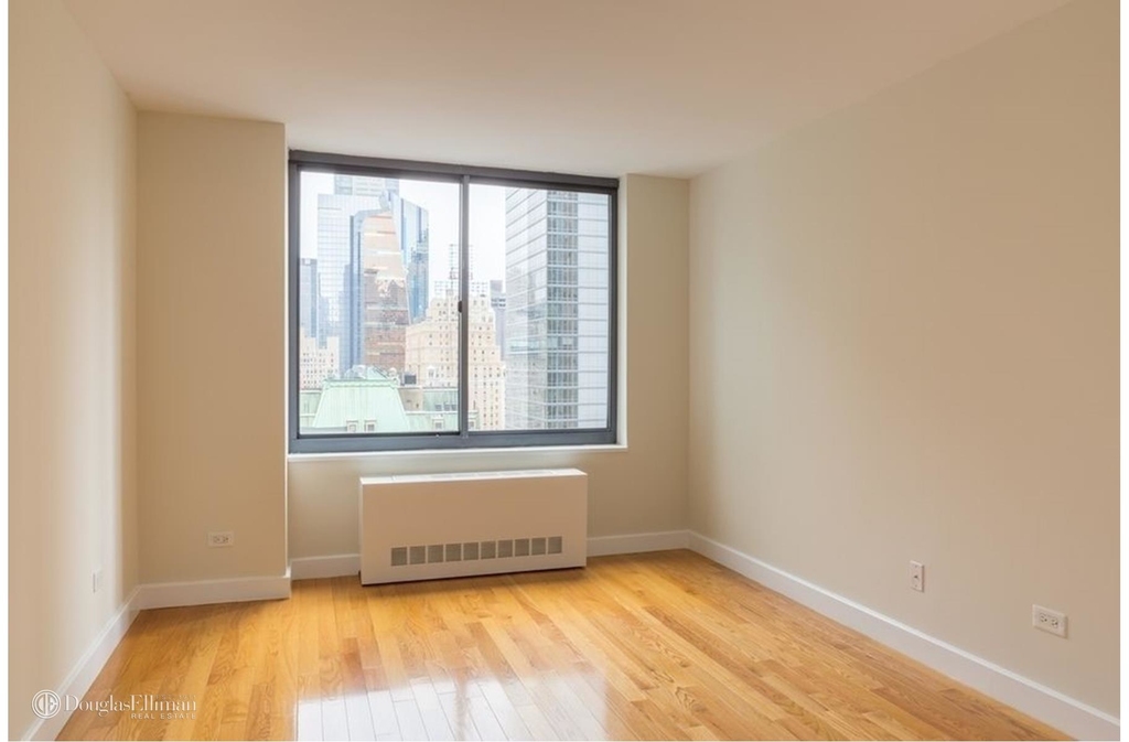 235 West 48th St - Photo 4