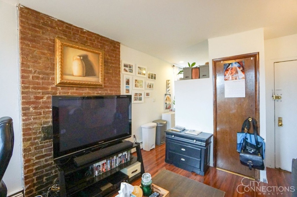 641 East 9th Street - Photo 1