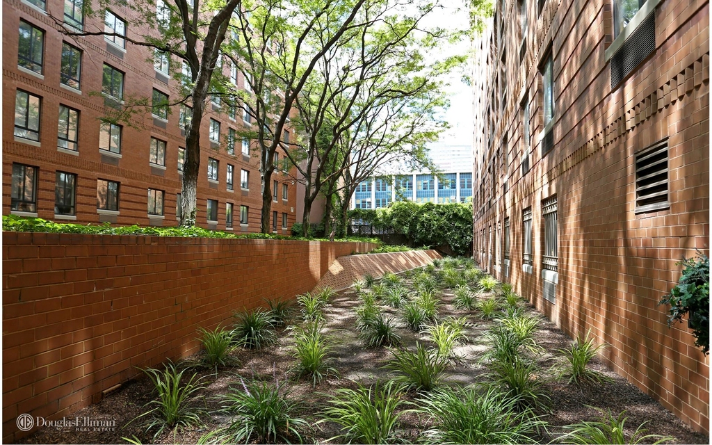 410 West 53rd St - Photo 2