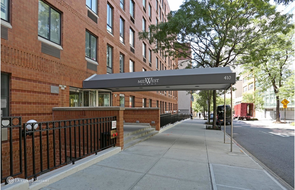 410 West 53rd St - Photo 1
