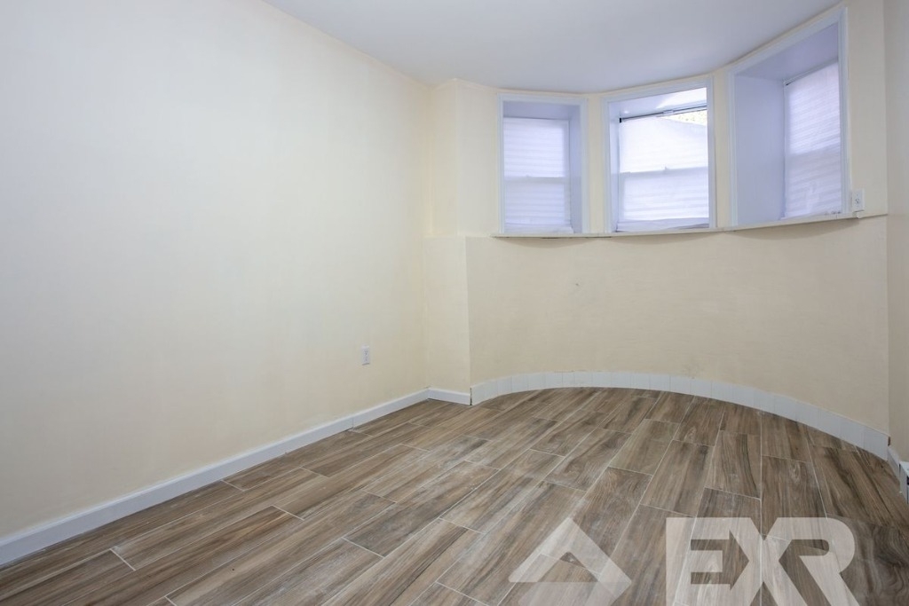 370 New York Ave - Photo 2