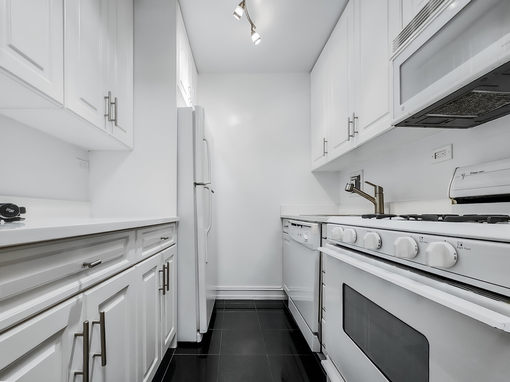 305 West 13th Street - Photo 1