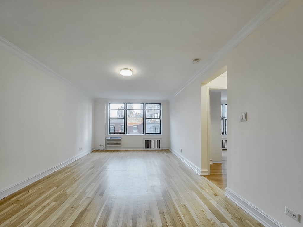 305 West 13th Street - Photo 0