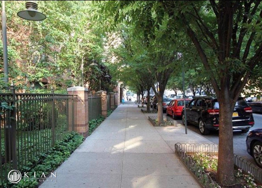 East 102nd Street - Photo 8