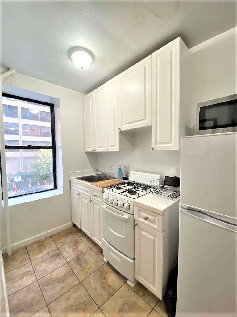 411 East 70th Street - Photo 4