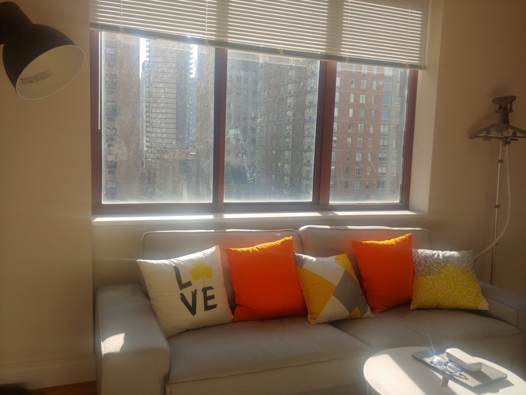 260 West 52nd St - Photo 2