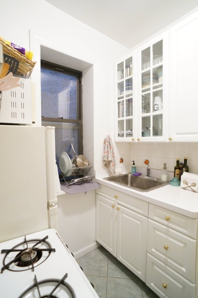 144 West 10th Street - Photo 4