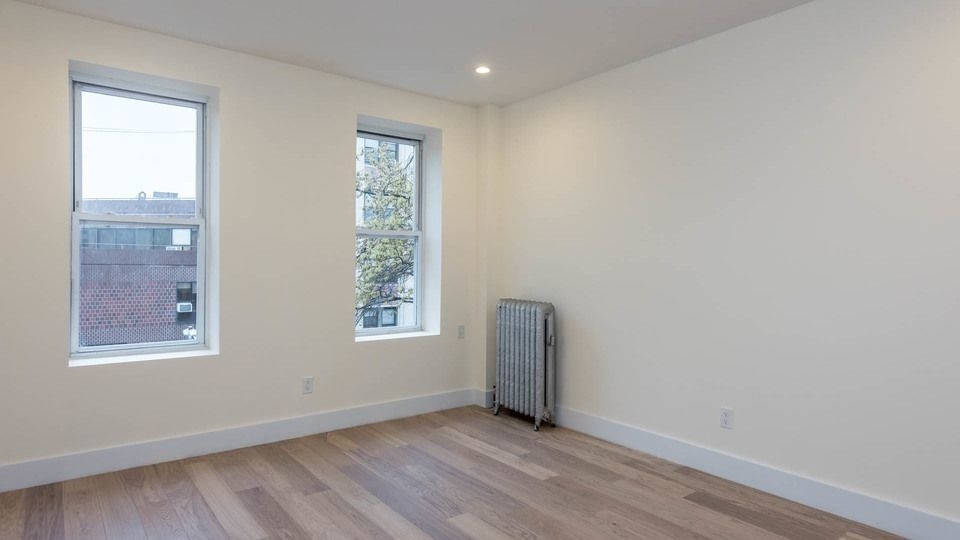 X MASSIVE 3 bedrooms in Crown Heights - Photo 4