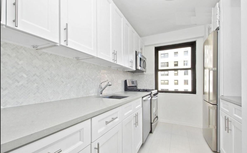 East 86th Street - Photo 1