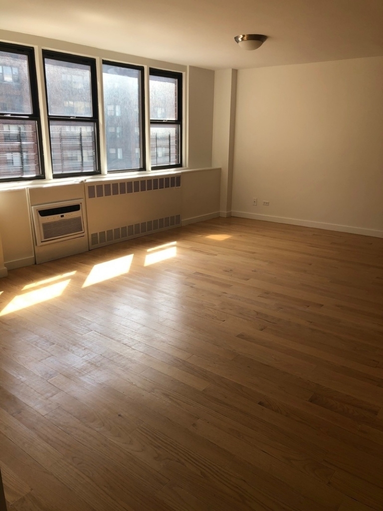 2 Months Free!! NO FEE!!  2 Bed, 2 Bath on the UES Ea 70'S - Photo 0