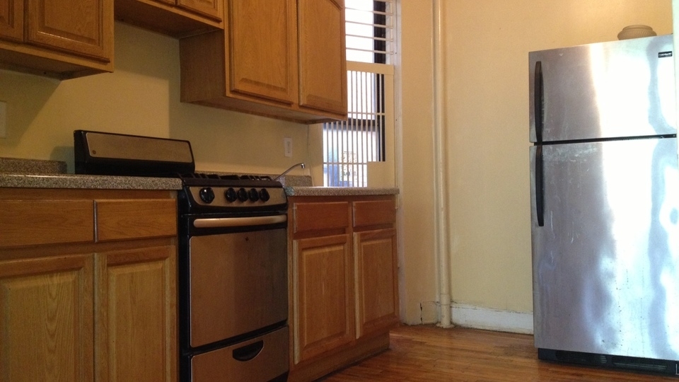 352 Lafayette Ave - Photo 3