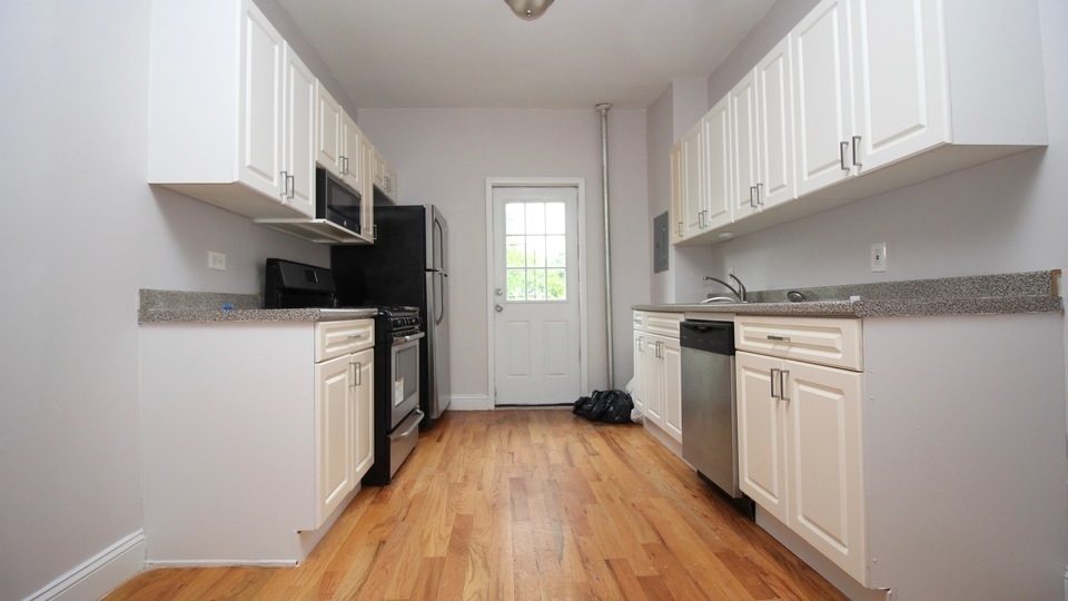 1789 Bedford Ave - Photo 3