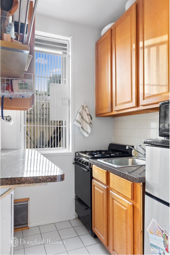 320 East 90th St - Photo 2