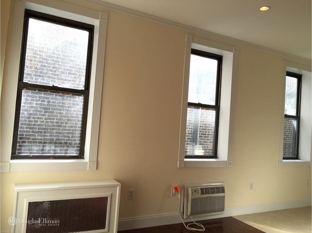 160 East 28th St - Photo 1