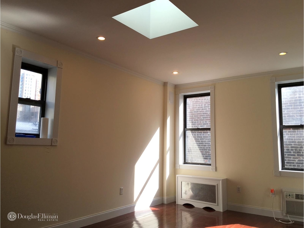 160 East 28th St - Photo 0