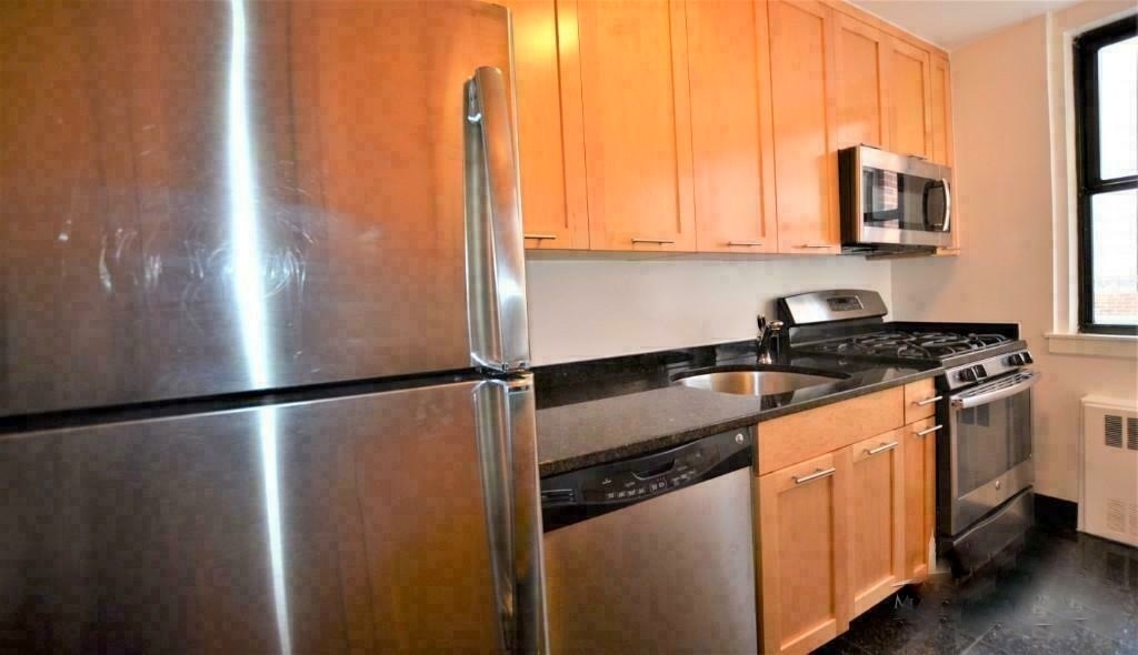 Massive 3 Bedroom 2 Bath Available on the UES 70'S - Photo 1