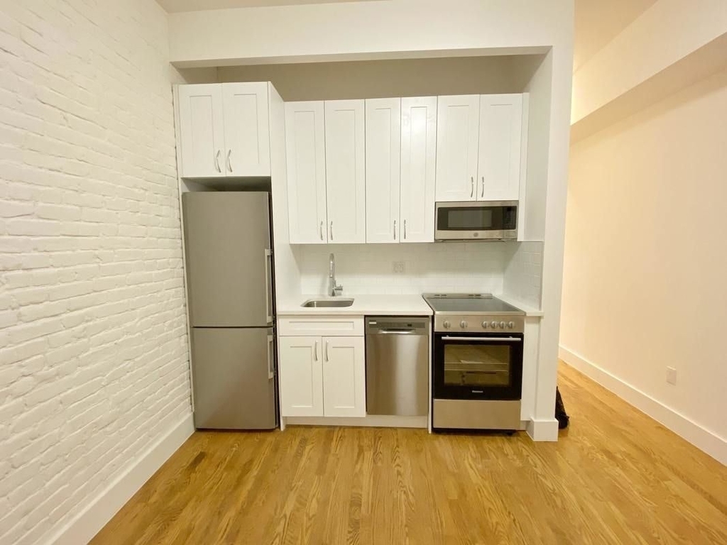 240 W 10th St - Photo 5