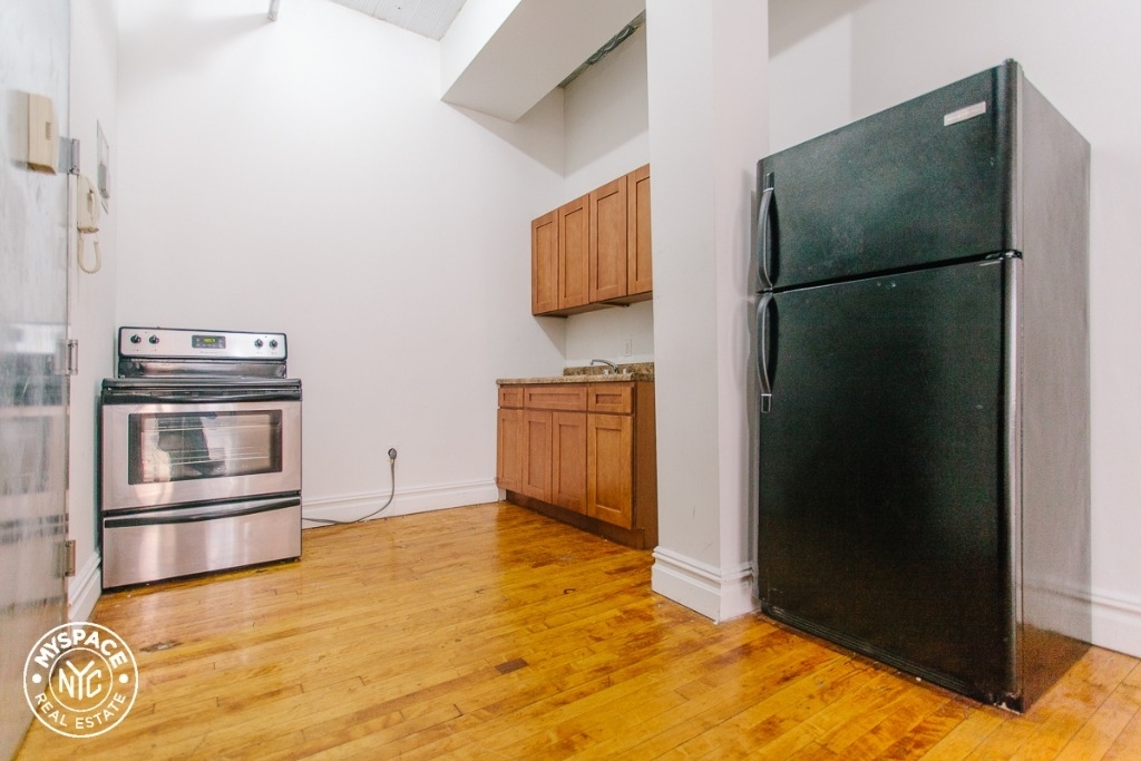 1087 Flushing Ave - Photo 2