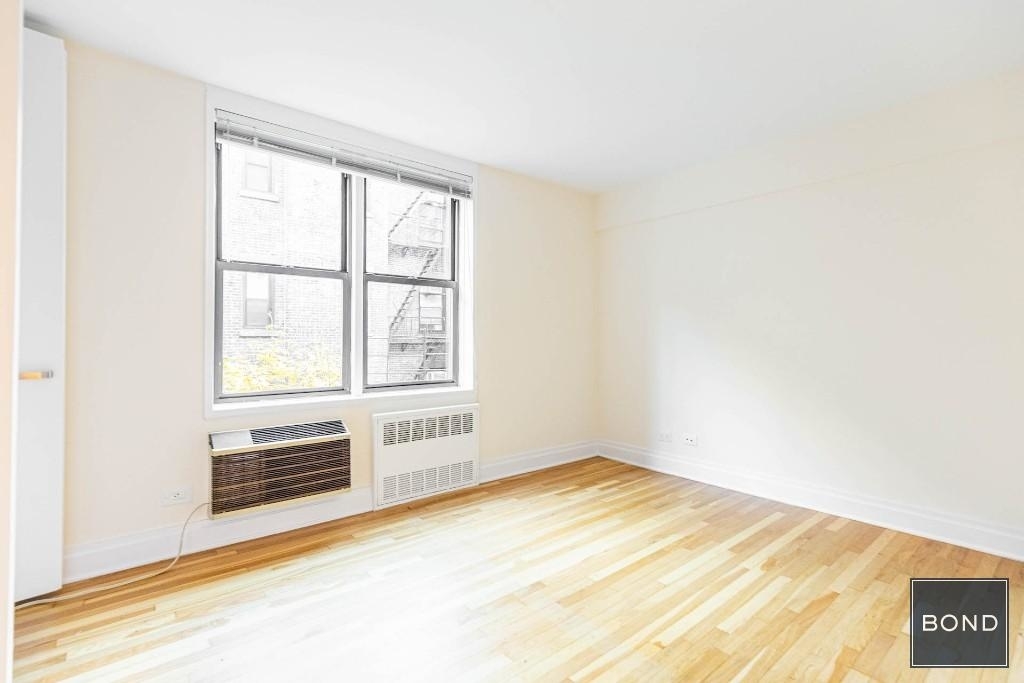 305 West 13th Street - Photo 2