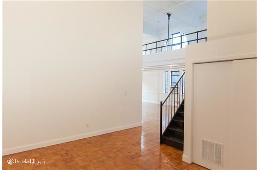 318 Grand St - Photo 3